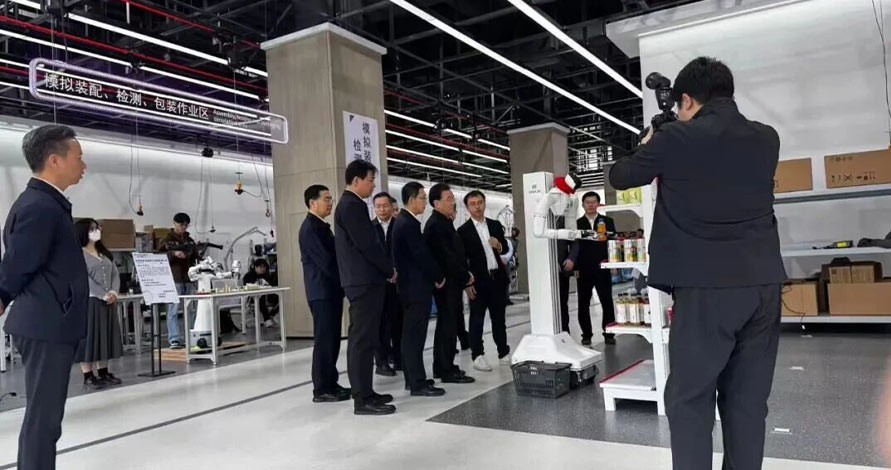 省委书记信长星调研苏州：聚焦具身智能发展...